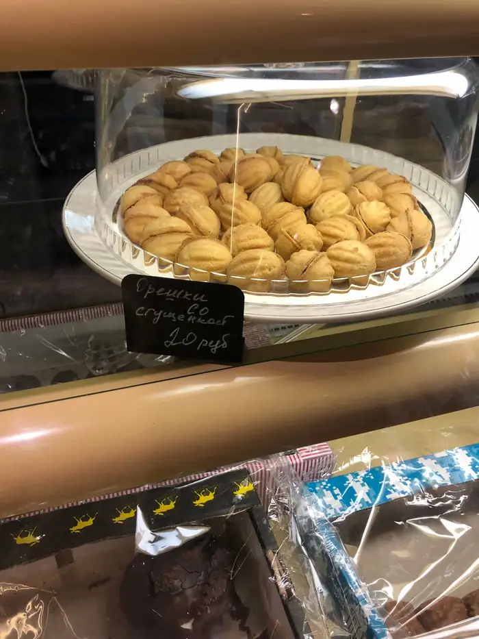 Витрина с песочными орешками со сгущёнкой